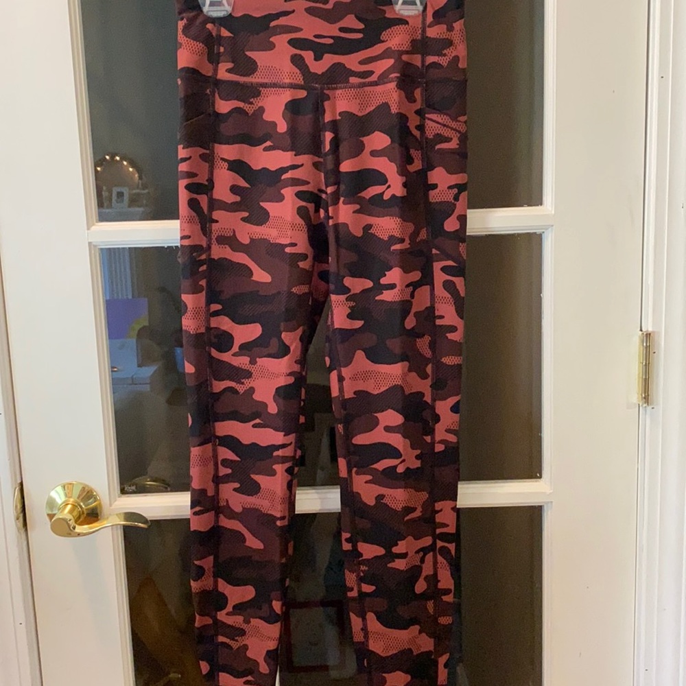 Calvin Klein Magenta Camo Capri leggings